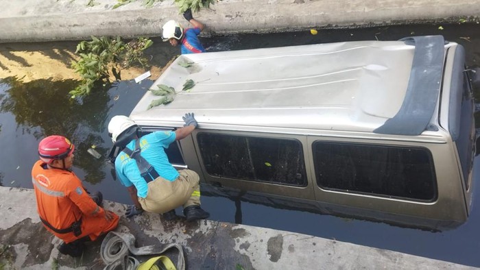 Mazda E2000 nyemplung ke selokan di Jalan A Yani Surabaya