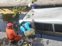 Sopir Ngantuk, Mazda E2000 Nyemplung Selokan di Jalan A Yani Surabaya