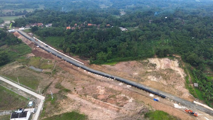 Foto udara pembangunan pipa Karian Dam Serpong Water Conveyance System (KSCS) di Maja, Kabupaten Lebak, Banten, Jumat (5/6/2026). Kementerian Pekerjaan Umum mendorong percepatan pembangunan proyek strategis nasional (PSN) KSCS Bendungan Karian dengan pipa transmisi sepanjang 43 kilometer untuk memenuhi kebutuhan air baku bagi 1,84 juta penduduk melalui 368.000 sambungan rumah di Jabodetabek dan ditargetkan selesai pada Agustus 2027. ANTARA FOTO/Muhammad Bagus Khoirunas/foc.
