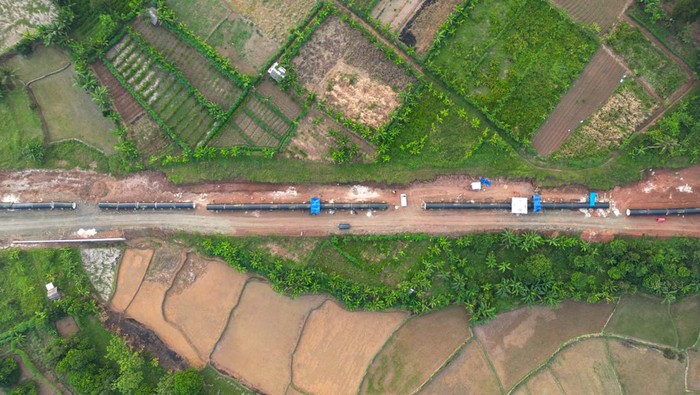 Foto udara pembangunan pipa Karian Dam Serpong Water Conveyance System (KSCS) di Maja, Kabupaten Lebak, Banten, Jumat (5/6/2026). Kementerian Pekerjaan Umum mendorong percepatan pembangunan proyek strategis nasional (PSN) KSCS Bendungan Karian dengan pipa transmisi sepanjang 43 kilometer untuk memenuhi kebutuhan air baku bagi 1,84 juta penduduk melalui 368.000 sambungan rumah di Jabodetabek dan ditargetkan selesai pada Agustus 2027. ANTARA FOTO/Muhammad Bagus Khoirunas/foc.