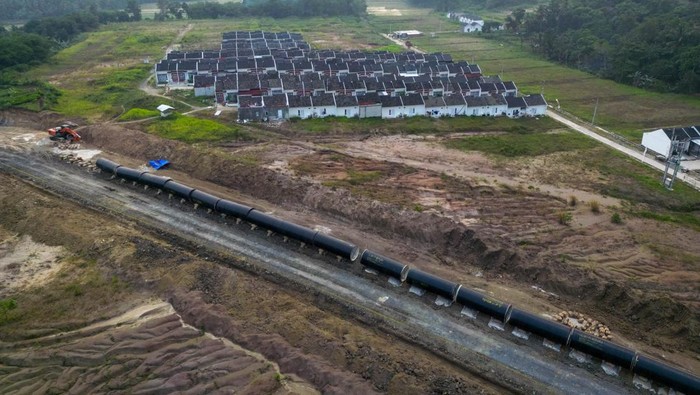 Foto udara pembangunan pipa Karian Dam Serpong Water Conveyance System (KSCS) di Maja, Kabupaten Lebak, Banten, Jumat (5/6/2026). Kementerian Pekerjaan Umum mendorong percepatan pembangunan proyek strategis nasional (PSN) KSCS Bendungan Karian dengan pipa transmisi sepanjang 43 kilometer untuk memenuhi kebutuhan air baku bagi 1,84 juta penduduk melalui 368.000 sambungan rumah di Jabodetabek dan ditargetkan selesai pada Agustus 2027. ANTARA FOTO/Muhammad Bagus Khoirunas/foc.