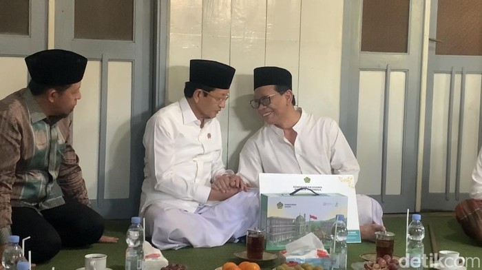 Menag Nasaruddin Umar (Kiri) bersama KH Munif Zuhri bersilaturahmi di Ponpes Girikusumo, Mranggen, Demak, Jumat (5/6/2026).
