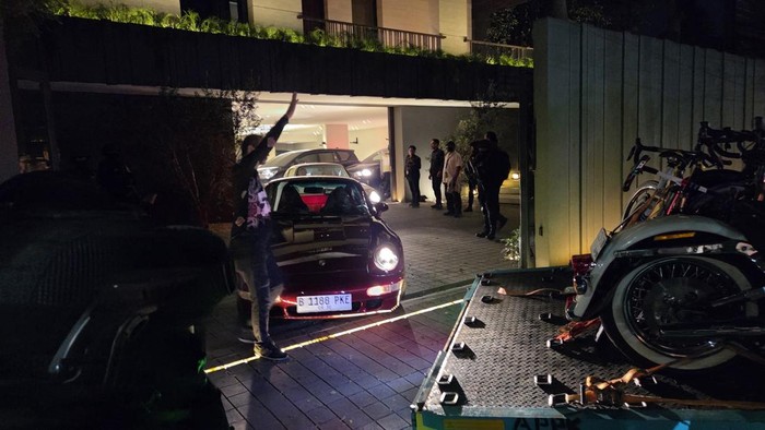 Mobil Porsche diangkut KPK dari rumah Silmy Karim di kediamannya, Jakarta Selatan, Jumat (5/6/2026).