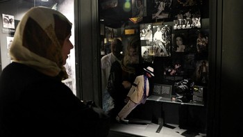 Museum Kamera di Kota Khobar, Arab Saudi, menjadi salah satu destinasi yang menarik perhatian para pecinta fotografi dan sejarah teknologi. Museum tersebut mengklaim menyimpan ribuan koleksi kamera dari berbagai periode perkembangan fotografi, mulai dari model klasik hingga perangkat yang menandai era modern. REUTERS/Hamad I Mohammed