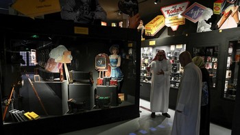 Pengunjung mengamati berbagai koleksi kamera dan hasil foto yang dipamerkan di museum kamera yang terletak di Kota Khobar, Arab Saudi. REUTERS/Hamad I Mohammed