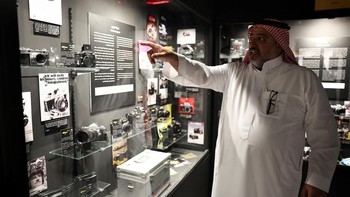 Koleksi museum mencakup berbagai jenis kamera analog, kamera film, kamera lipat, hingga perangkat fotografi yang pernah digunakan pada masa awal perkembangan industri fotografi. Sejumlah koleksi langka juga menjadi daya tarik utama karena memiliki nilai sejarah dan menjadi saksi perkembangan dokumentasi visual di berbagai belahan dunia. REUTERS/Hamad I Mohammed