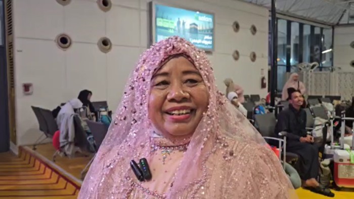 Gaya Bling-bling Jemaah Sulsel Saat Pulang Haji, Jadi Sorotan di Bandara