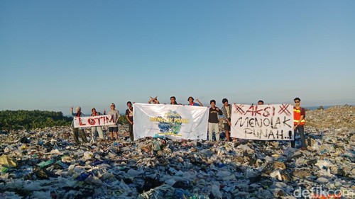 Organisasi Pecinta Alam di Lombok Timur, NTB, memperingati Hari Lingkungan Hidup Sedunia dengan membentangkan spanduk di atas tumpukan sampah TPA Ijobalit, Jumat (5/6/2026).