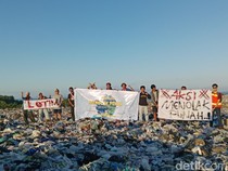 Pecinta Alam di Lombok Timur Peringati Hari Lingkungan Hidup di Tumpukan Sampah