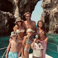 Abbey juga masih bersama dengan Peter Crouch sejak 2006. Model dan penyanyi itu kini masih setia di bangku penonton bersama ketiga anak saat mendukung suaminya yang masih aktif di dunia bola. Foto: Instagram