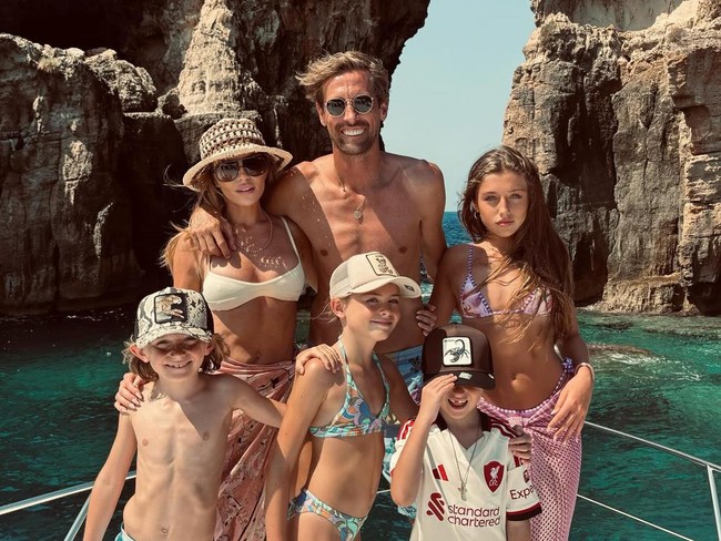 Abbey juga masih bersama dengan Peter Crouch sejak 2006. Model dan penyanyi itu kini masih setia di bangku penonton bersama ketiga anak saat mendukung suaminya yang masih aktif di dunia bola. Foto: Instagram