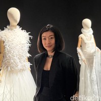 Eksplorasi Kebebasan dalam Balutan Putih di Pameran Desainer Stella Rissa