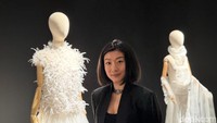 Eksplorasi Kebebasan dalam Balutan Putih di Pameran Desainer Stella Rissa