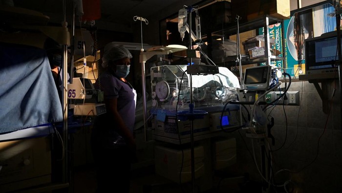 An incubator at the Hospital de la Mujer (Women's Hospital), where doctors warned that an imminent depletion of oxygen reserves, due to ongoing anti-government blockades, could put babies in intensive care at critical risk, in La Paz, Bolivia, June 4, 2026. REUTERS/Claudia Morales