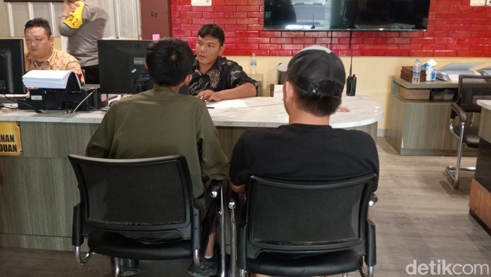 Pelajar SMA didampingi orang tuanya membuat laporan ke polisi