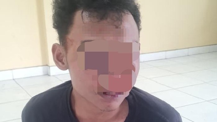 Pelaku dan celurit yang digunakan kedua pelaku saat membacok petugas TPR Parangtritis.
