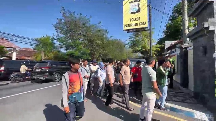 Pelapor saat mendatangi Polres Pasuruan Kota.