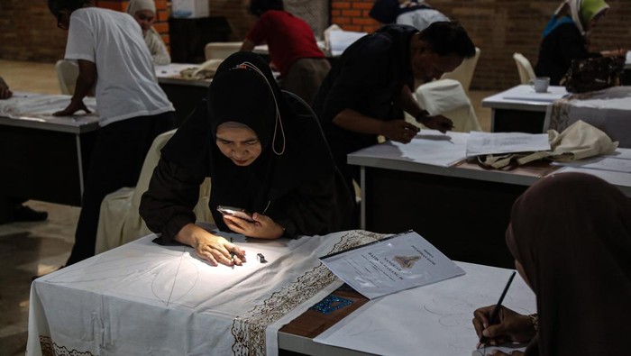 Peserta belajar mempraktikkan membuat pola batik menggunakan alat tulis dalam Pelatihan Dasar Membatik dan Pemaknaan Filosofis Batik di Sanggar Batik Semarang 16, Semarang, Jawa Tengah, Jumat (5/6/2026). Pelatihan keterampilan bisnis batik secara gratis yang diikuti 45 peserta dari kalangan orang tua dan generasi muda tersebut digelar untuk pemberdayaan masyarakat dalam mengembangkan potensi bisnis dibidang seni yang diharapkan dapat menciptakan peluang lapangan kerja baru sekaligus melestarikan wastra budaya khas Indonesia. ANTARA FOTO/Makna Zaezar/YU