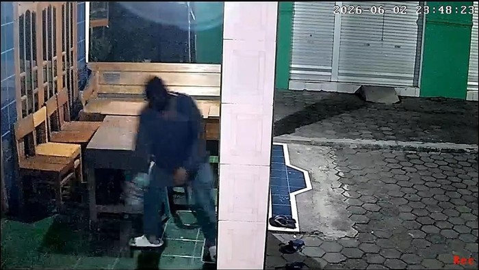 Pelaku percobaan pembakaran rumah di Demak terekam CCTV.