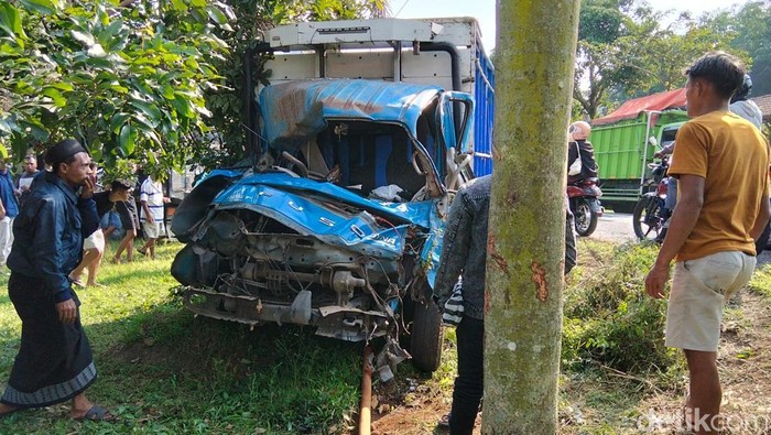 Kondisi truk B 9739 CCA yang mengalami kecelakaan tunggal menabrak pohon palem di Depok, Desa Tegalrejo, Kecamatan Tegalrejo, Kabupaten Magelang, Jumat (5/6/2026).