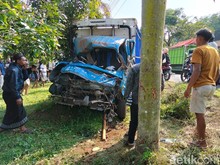 Truk Terguling Usai Tabrak Pohon di Tegalrejo Magelang, 2 Orang Terjepit