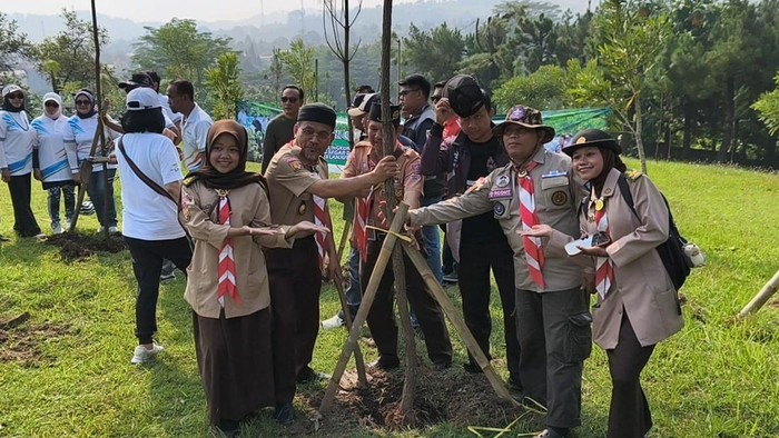 Penanaman pohon di Sentul City