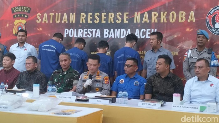 Polisi memaparkan kasus dua pria ditangkap membawa 4 kg sabu di Bandara Sultan Iskandar Muda