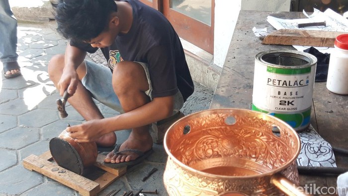 Perajin tembaga di Tumang, Cepogo, Boyolali, Jumat (5/6/2026).