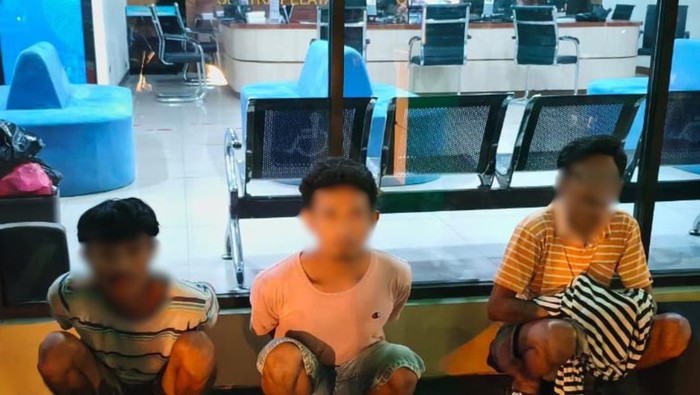 Petugas gabungan Patroli Kompi 4 Batalyon B Pelopor mengamankan tiga pria yang membawa sabu di Warakas, Jakarta Utara (Jakut). (Dok istimewa).