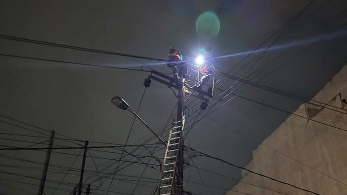petugas PLN melakukan perbaikan. (Dok PLN)