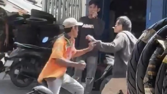 Seorang juru parkir dan pria berjaket di Kabupaten Pinrang, saling dorong hingga nyaris baku hantam di tengah jalan bikin heboh.