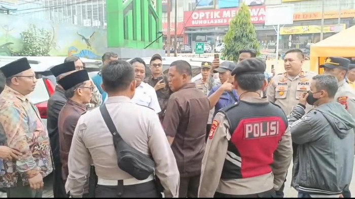 Polisi menengahi keributan yang terjadi di salah satu SD di Tangsel (dok. Istimewa)