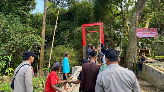 Polres Serang memperbaiki 3 jembatan bambu rusak demi mempermudah akses warga. Kegiatan ini rangkaian peringatan Hari Bhayangkara ke-80. (dok Istimewa)