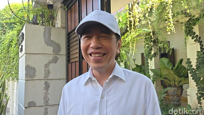 Presiden ke-7 RI, Joko Widodo saat ditemui di kediamannya di Sumber, Solo, Jumat (5/6/2026).