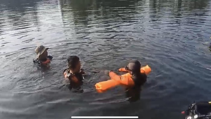Proses evakuasi korban tenggelam di Embung Kaliaji, Turi, Sleman, Jumat (5/6).