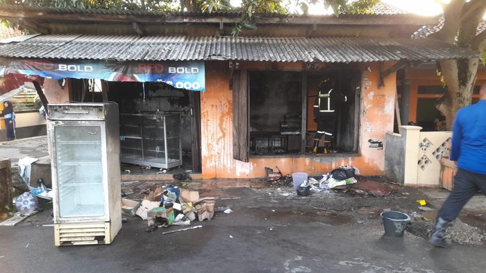 Proses pemadaman warung sembako di Kuningan