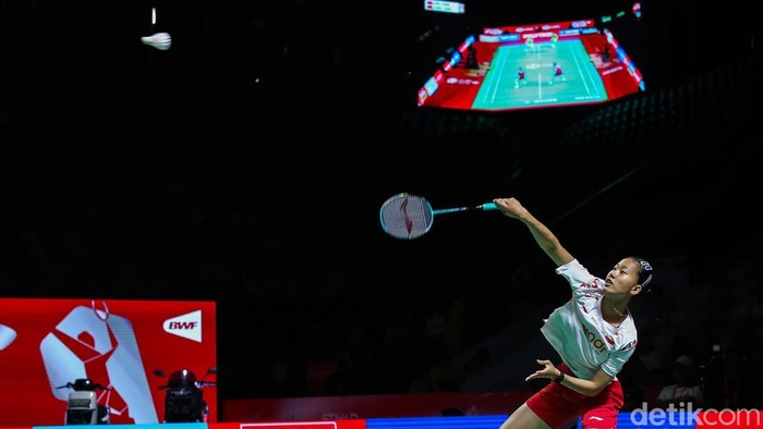 Putri Kusuma Wardani gagal melaju ke semifinal Indonesia Open 2026 setelah kalah dramatis dari Chen Yufei dalam dua gim di Istora Senayan.