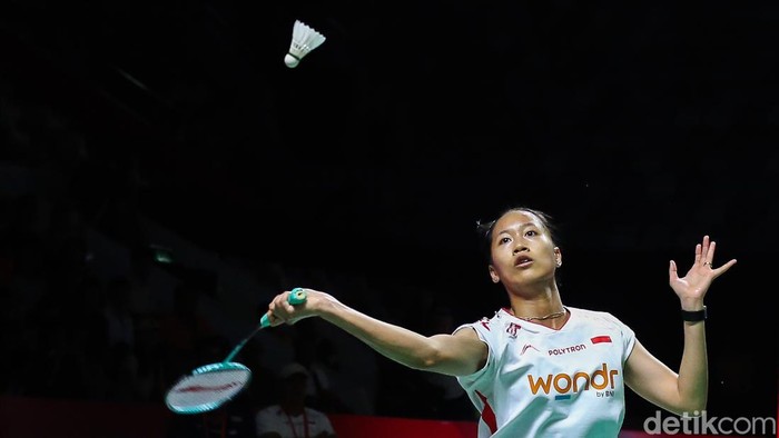 Putri Kusuma Wardani gagal melaju ke semifinal Indonesia Open 2026 setelah kalah dramatis dari Chen Yufei dalam dua gim di Istora Senayan.