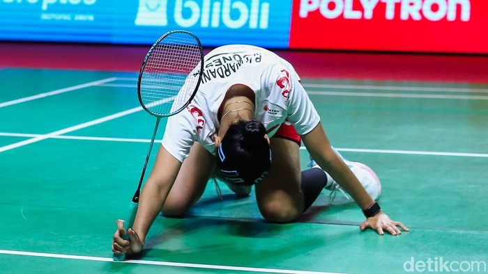 Putri Kusuma Wardani gagal melaju ke semifinal Indonesia Open 2026 setelah kalah dramatis dari Chen Yufei dalam dua gim di Istora Senayan.