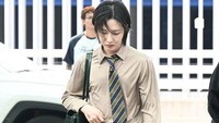 Renjun NCT Disorot Tampil Stylish di Bandara, Intip Gaya Padu Padannya