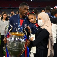 Tutup Wajah Pakai Masker, Ini Sosok Hijabers Istri Dembele di Pesta Juara PSG