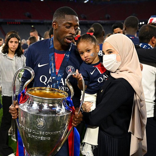 Tutup Wajah Pakai Masker, Ini Sosok Hijabers Istri Dembele di Pesta Juara PSG