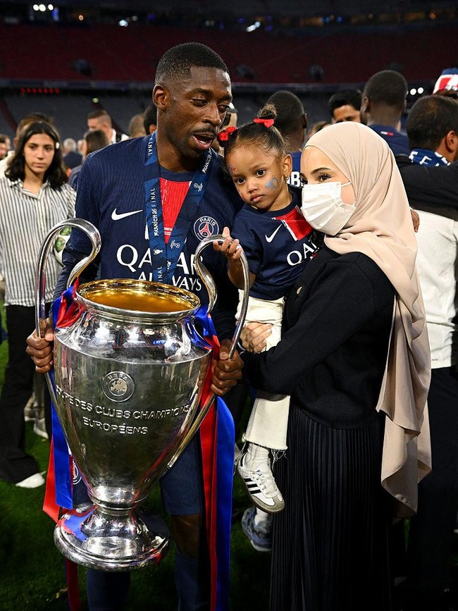 Tutup Wajah Pakai Masker, Ini Sosok Hijabers Istri Dembele di Pesta Juara PSG