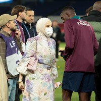 Populer di Instagram dengan followers lebih dari 345 ribu, Rima tak pernah menampilkan foto wajahnya, termasuk saat menjadi endorser. Dia selalu menutupi bagian wajahnya, entah dengan tangan ataupun ponsel. Foto: Getty Images/Jean Catuffe