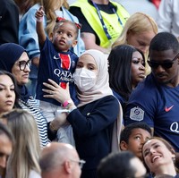 Rima Edbouche turut mendukung suaminya, Ousmane Dembele, pada pertandingan final Liga Champions 2026 antara Paris Saint-Germain melawan Arsenal. Kehadiran Rima di tempat final berlangsung, Stadium Puskas Ferenc, Budapest, Hungaria, mencuri perhatian. Foto: Getty Images/Jean Catuffe