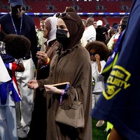 Rima yang populer di media sosial tampil dengan gaya khasnya, selalu memakai masker saat berada di area publik. Dia memakai masker hitam yang menutupi sebagian besar wajahnya. Foto: Getty Images/Jean Catuffe