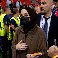 Gaya Rima Edbouche memakai busana muslim juga mencuri atensi. Rima mengenakan tunik longgar berwarna cokelat tua dan hijab instan yang senada dengan busananya. Foto: Getty Images/Jean Catuffe