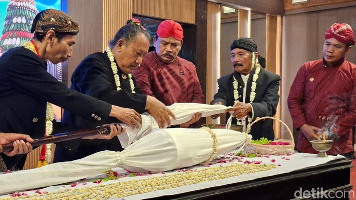 Ritual Jamasan dan Bedol Dua Pusaka di Nganjuk