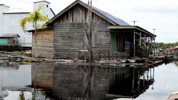 Rumah lanting di bantaran Sungai Martapura. (Dok. Kementerian Pariwisata)