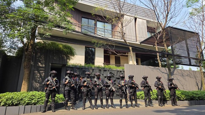 Rumah Silmy Karim digeledah KPK (Taufiq/detikcom)